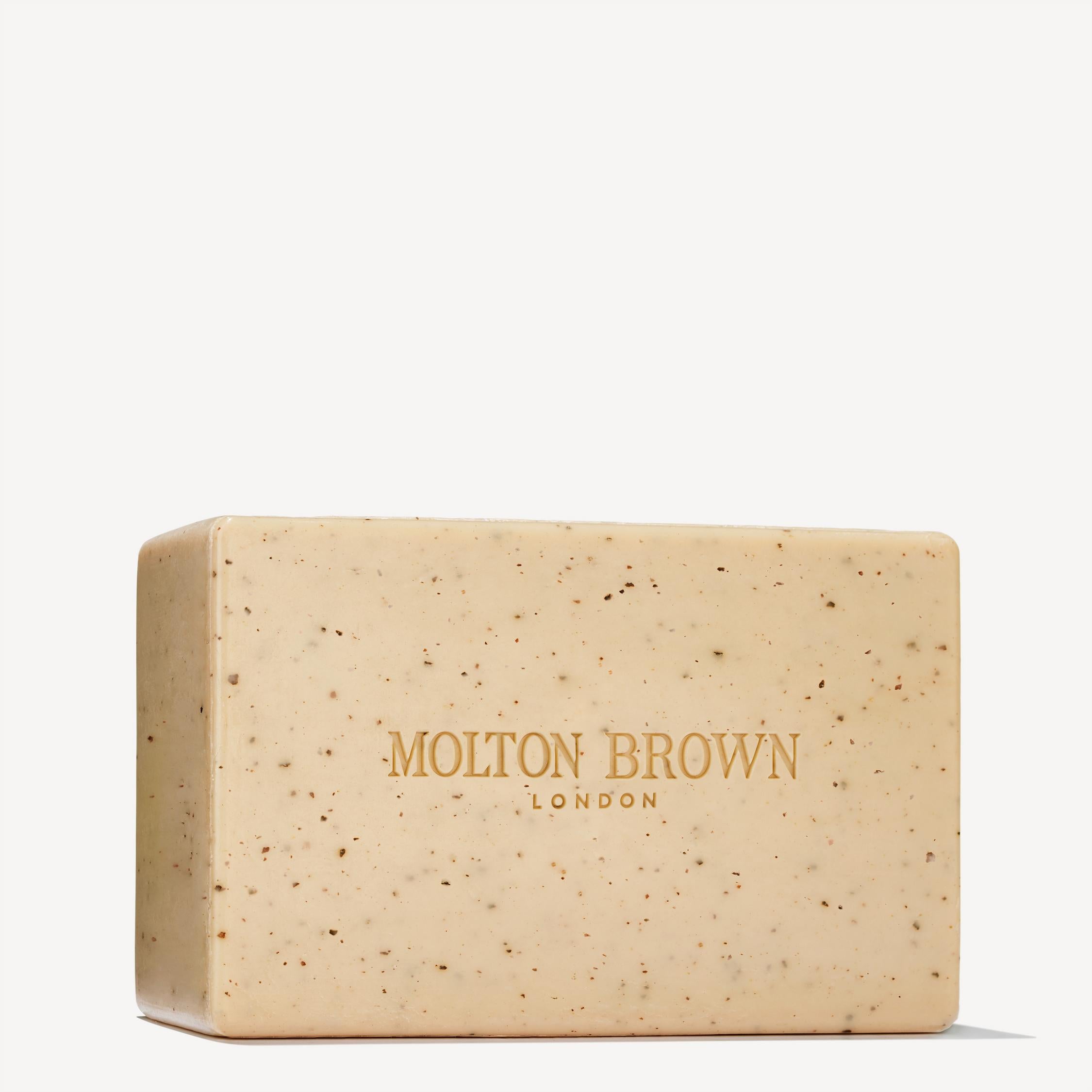 Molton Brown – Re-Charge Black Pepper Bodyscrub Bar Molton Brown – Re-Charge Black Pepper Bodyscrub Bar